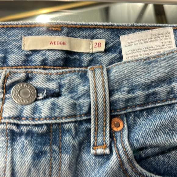 Crop levi jeans with a small stain on the back - Picture 3 of 6